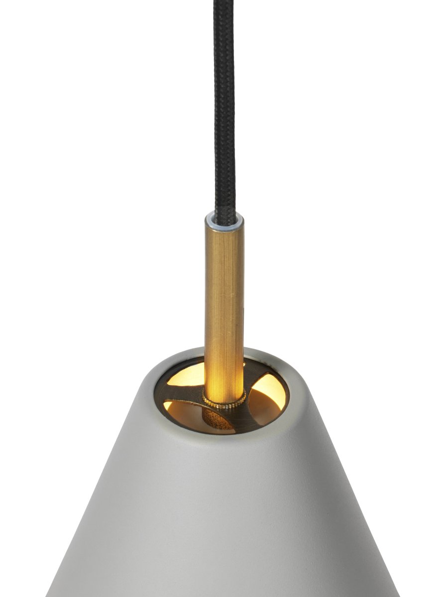 Hygge Ø12 Harmaa kattovalaisin valmistajalta Halo Design - Hygge on tyylikäs ja nykyaikainen kattoriipus, jossa yhdistyy skandinaavinen minimalismi ja pehmeät muodot.