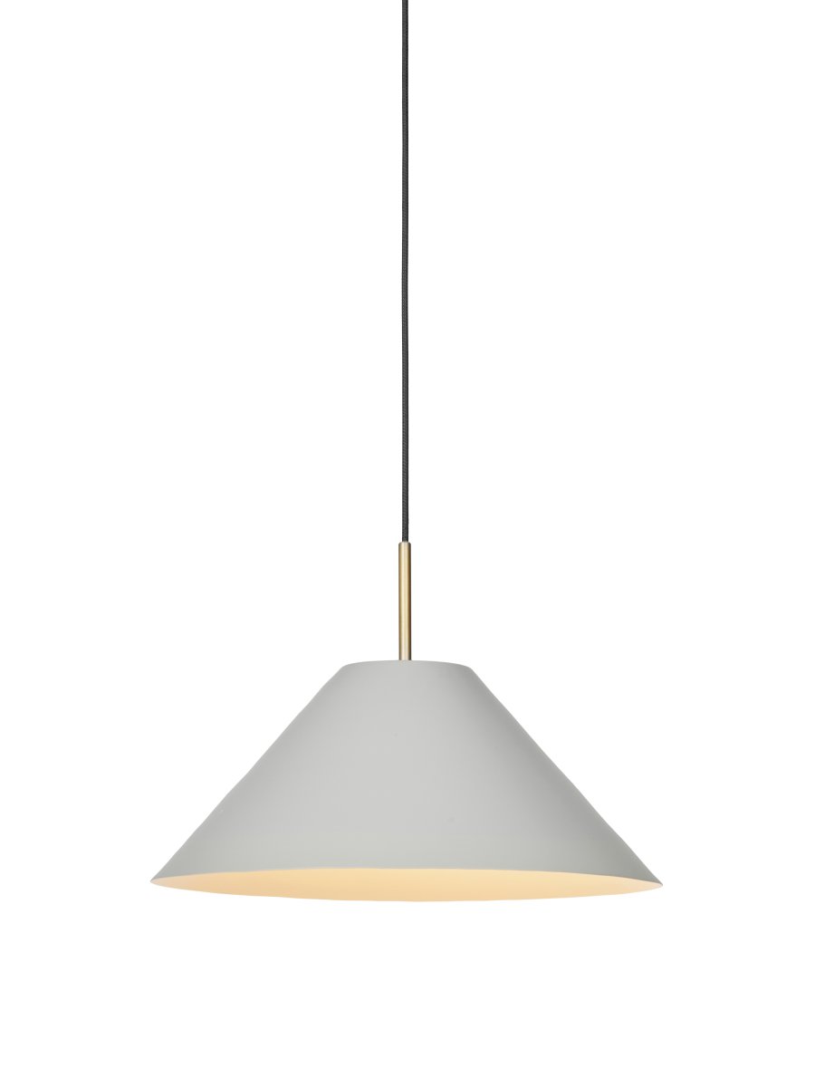 Hygge Ø40 Harmaa kattovalaisin valmistajalta Halo Design - Hygge on tyylik&auml;s ja nykyaikainen kattoriipus, jossa yhdistyy skandinaavinen minimalismi ja pehme&auml;t muodot.