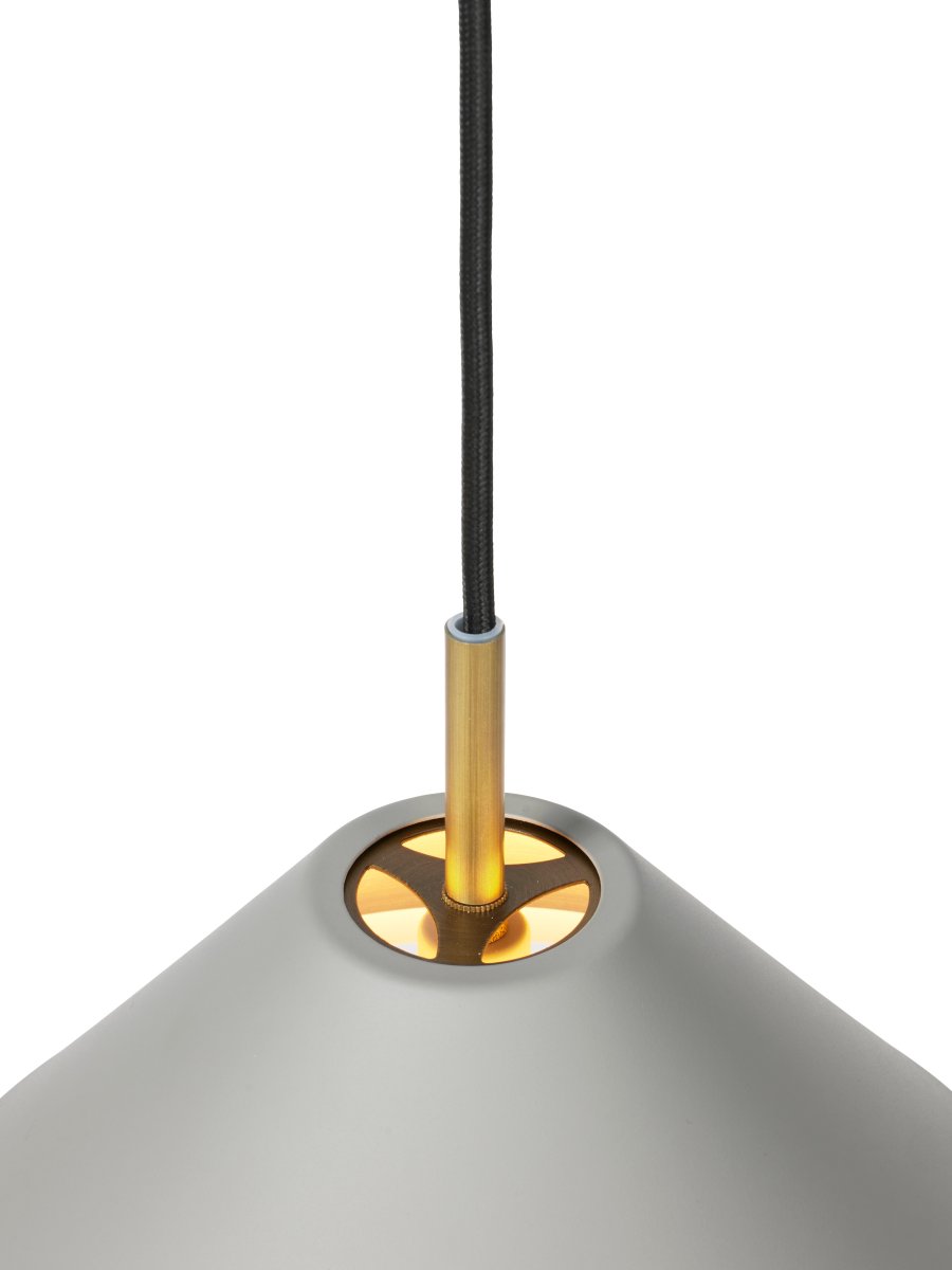 Hygge Ø40 Harmaa kattovalaisin valmistajalta Halo Design - Hygge on tyylik&auml;s ja nykyaikainen kattoriipus, jossa yhdistyy skandinaavinen minimalismi ja pehme&auml;t muodot.