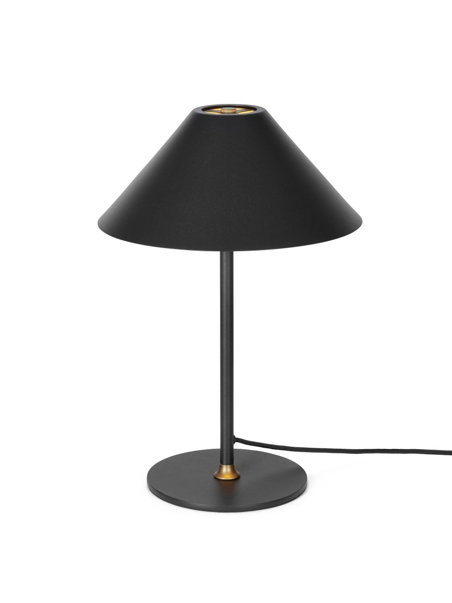 Hygge 35cm Musta pöytävalaisin valmistajalta Halo Design - Hygge on tyylik&auml;s p&ouml;yt&auml;valaisin, jossa yhdistyy skandinaavinen minimalismi ja nykyaikainen muotoilu.