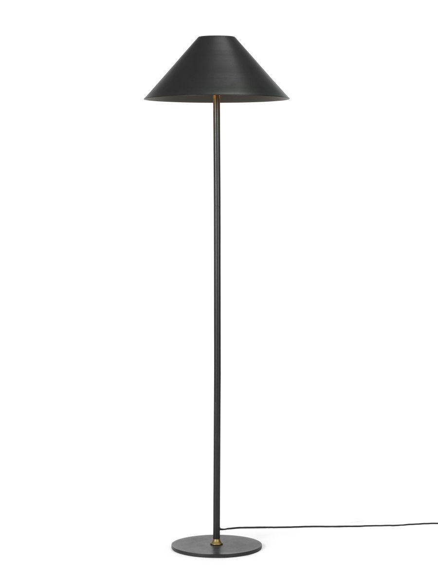 Hygge 1 140cm Musta lattiavalaisin valmistajalta Halo Design - Kartion muotoinen varjostin antaa pehmeän ja miellyttävän valon, joka on täydellinen luomaan lämpimän ja rentouttavan tunnelman olohuoneeseen, makuuhuoneeseen tai toimistoon.
