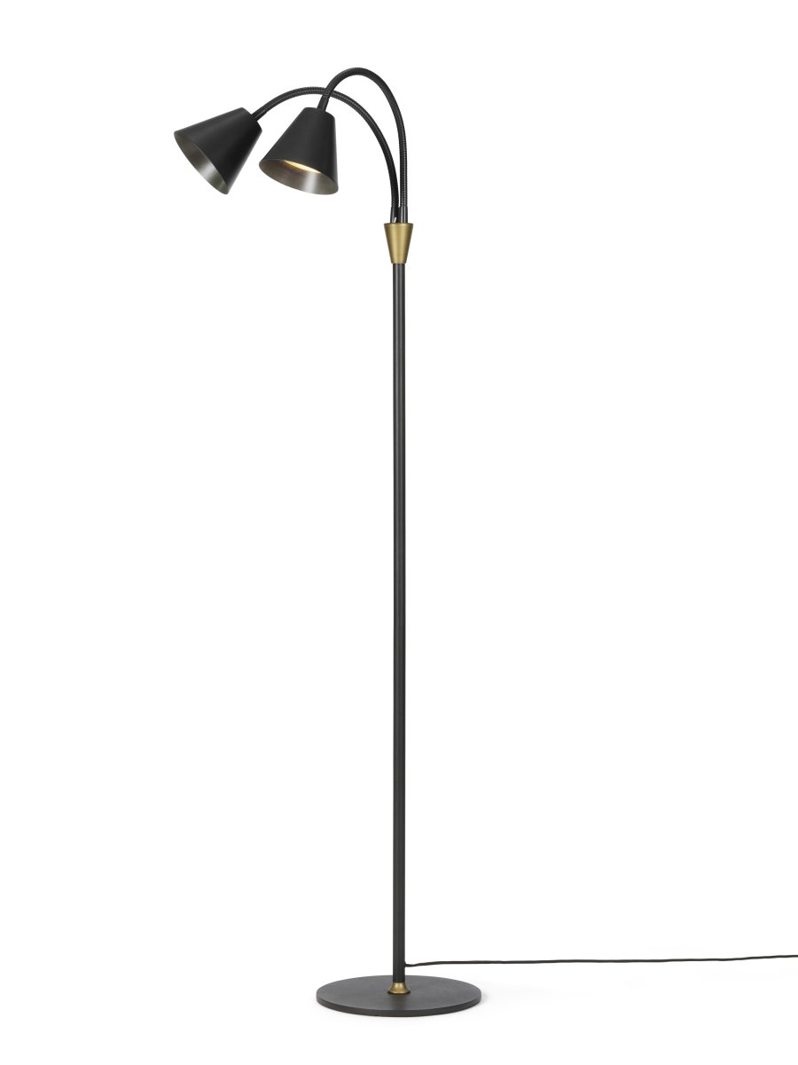 Hygge 2 Musta lattiavalaisin valmistajalta Halo Design - Hygge on tyylik&auml;s lattiavalaisin, jossa yhdistyy skandinaavinen minimalismi ajattomaan muotoiluun.
