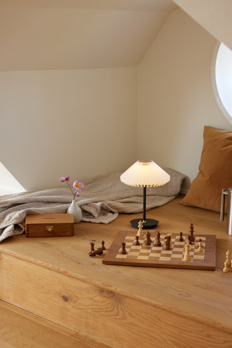 Paris 28cm Musta Siirrettävä valmistajalta Halo Design - Se on himmennett&auml;v&auml; ja sopii erilaisiin tarpeisiin ja tunnelmiin, mik&auml; tekee siit&auml; sek&auml; k&auml;yt&auml;nn&ouml;llisen ett&auml; tyylikk&auml;&auml;n sisustuksen yksityiskohdan.