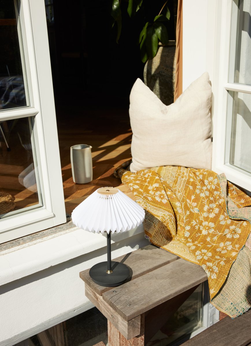 Paris 28cm Musta Siirrettävä valmistajalta Halo Design - Se on himmennett&auml;v&auml; ja sopii erilaisiin tarpeisiin ja tunnelmiin, mik&auml; tekee siit&auml; sek&auml; k&auml;yt&auml;nn&ouml;llisen ett&auml; tyylikk&auml;&auml;n sisustuksen yksityiskohdan.