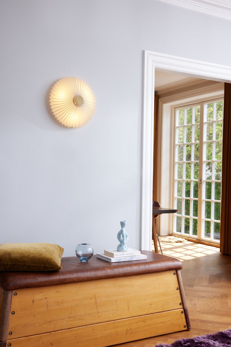 Paris Ø40 Antiikki plafondi valmistajalta Halo Design - Paris levitt&auml;&auml; pehme&auml;&auml; ja miellytt&auml;v&auml;&auml; valoa, joka luo harmonisen tunnelman ja sopii t&auml;ydellisesti makuuhuoneisiin, olohuoneisiin tai k&auml;yt&auml;viin.