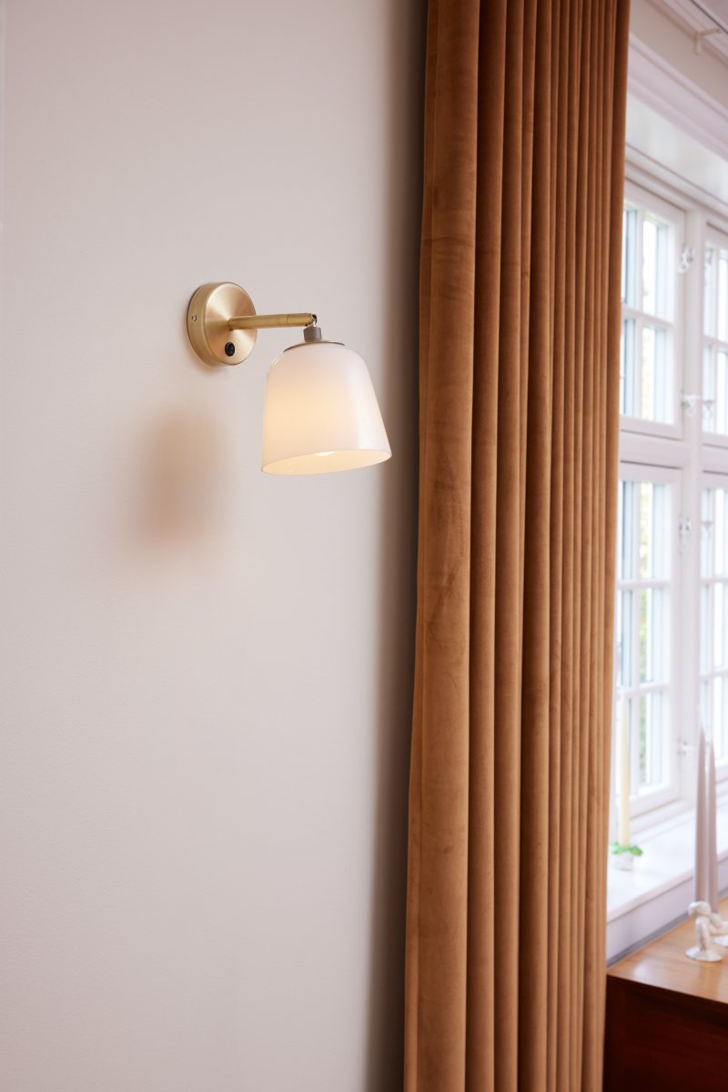 Room 49 Ø15 Antiikki messinki seinävalaisin valmistajalta Halo Design - T&auml;ss&auml; tyylikk&auml;&auml;ss&auml; sein&auml;valaisimessa yhdistyy l&auml;mmin messinkiviimeistely ja pehme&auml;sti py&ouml;ristetty lasivarjostin luomaan kotiisi hienostuneen ja kutsuvan tunnelman.