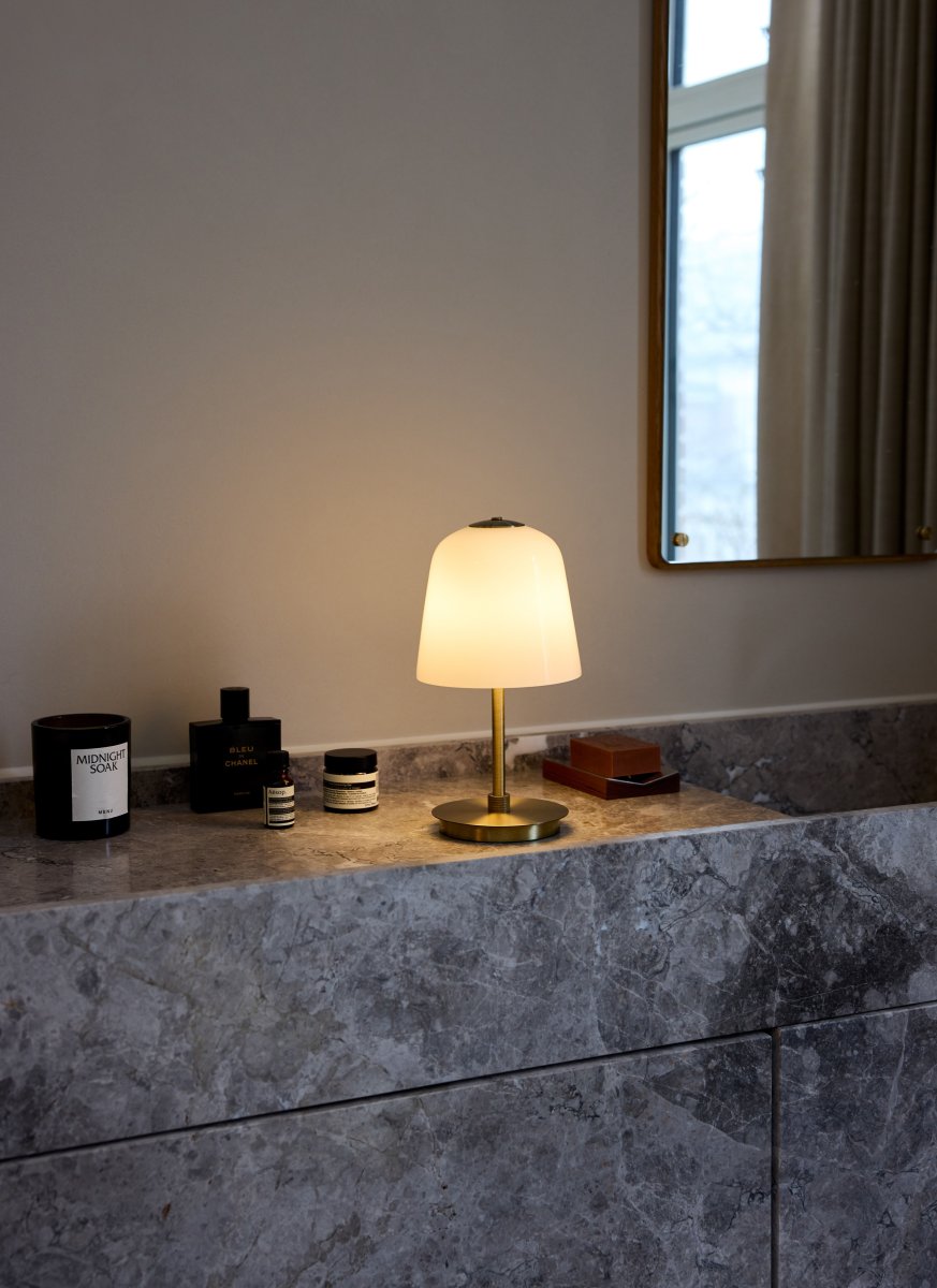 Room 49 28cm Antiikki messinki Siirrettävä valmistajalta Halo Design - Kolmessa vaiheessa himmennett&auml;v&auml;n kosketustoiminnon ansiosta Room 49 on sek&auml; k&auml;yt&auml;nn&ouml;llinen ett&auml; hienostunut ja sopii kaikkiin sis&auml;tiloihin.