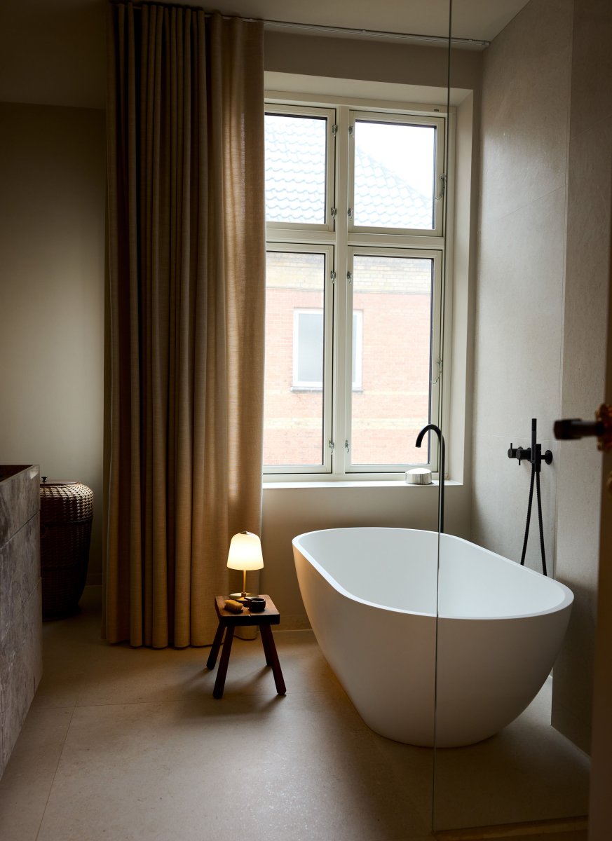 Room 49 28cm Antiikki messinki Siirrettävä valmistajalta Halo Design - Kolmessa vaiheessa himmennett&auml;v&auml;n kosketustoiminnon ansiosta Room 49 on sek&auml; k&auml;yt&auml;nn&ouml;llinen ett&auml; hienostunut ja sopii kaikkiin sis&auml;tiloihin.