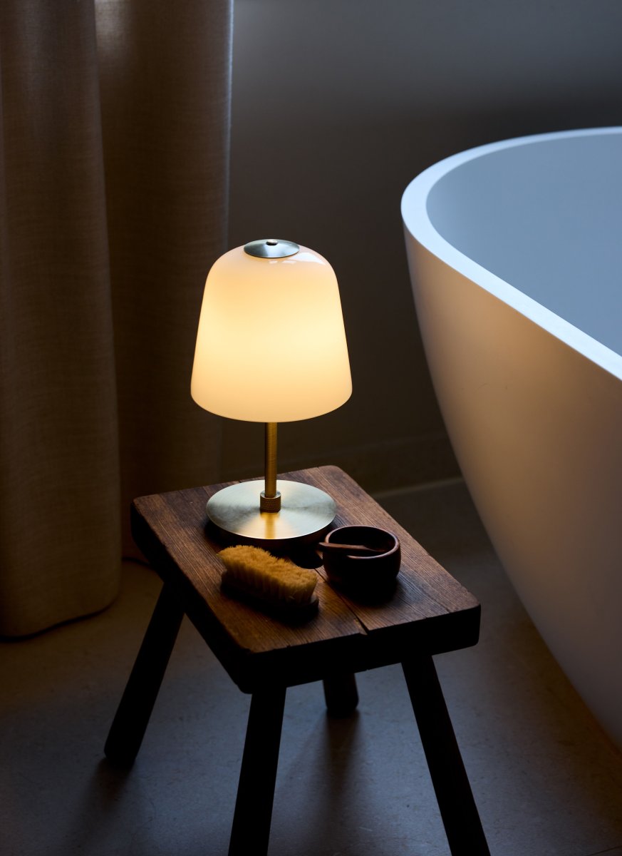 Room 49 28cm Antiikki messinki Siirrettävä valmistajalta Halo Design - Kolmessa vaiheessa himmennett&auml;v&auml;n kosketustoiminnon ansiosta Room 49 on sek&auml; k&auml;yt&auml;nn&ouml;llinen ett&auml; hienostunut ja sopii kaikkiin sis&auml;tiloihin.