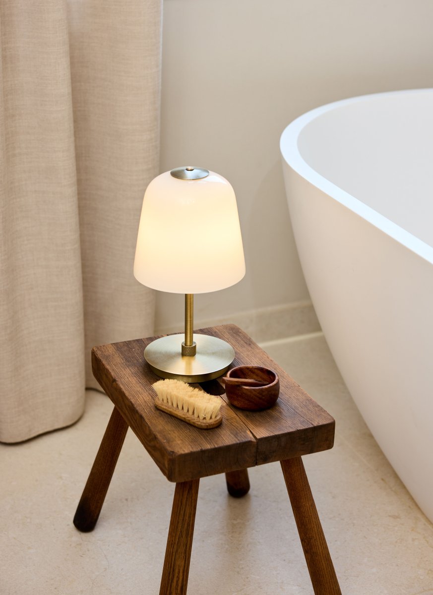 Room 49 28cm Antiikki messinki Siirrettävä valmistajalta Halo Design - Kolmessa vaiheessa himmennett&auml;v&auml;n kosketustoiminnon ansiosta Room 49 on sek&auml; k&auml;yt&auml;nn&ouml;llinen ett&auml; hienostunut ja sopii kaikkiin sis&auml;tiloihin.