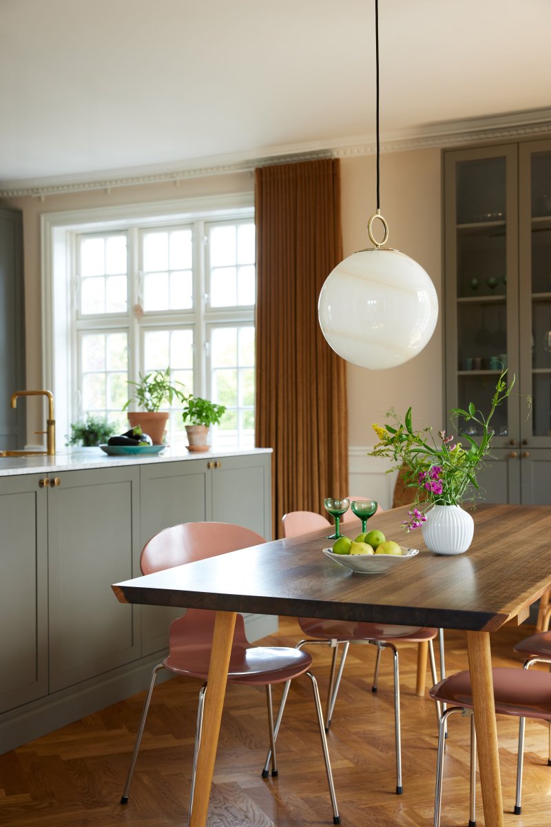 Stockholm Ø30 Ruskea kattovalaisin valmistajalta Halo Design - Pyöreä muoto levittää pehmeää ja lämmintä valoa, joka luo kutsuvan tunnelman kaikentyyppisiin huoneisiin &ndash; olohuoneesta eteiseen ja makuuhuoneeseen.