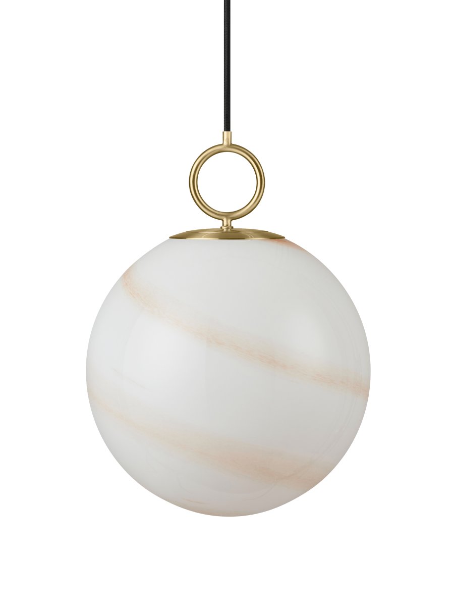 Stockholm Ø30 Ruskea kattovalaisin valmistajalta Halo Design - Pyöreä muoto levittää pehmeää ja lämmintä valoa, joka luo kutsuvan tunnelman kaikentyyppisiin huoneisiin &ndash; olohuoneesta eteiseen ja makuuhuoneeseen.