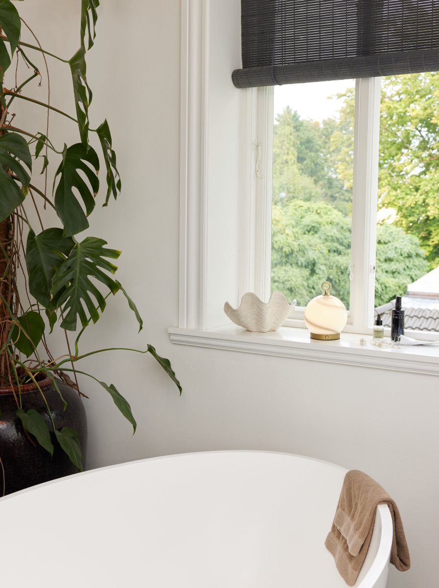 Stockholm 20cm Harmaa Siirrettävä valmistajalta Halo Design - Himmennettävällä toiminnolla varustettu se on monipuolinen ja sopii kaikkiin tilanteisiin, joten se on tyylikäs ja käytännöllinen sisustusyksityiskohta.