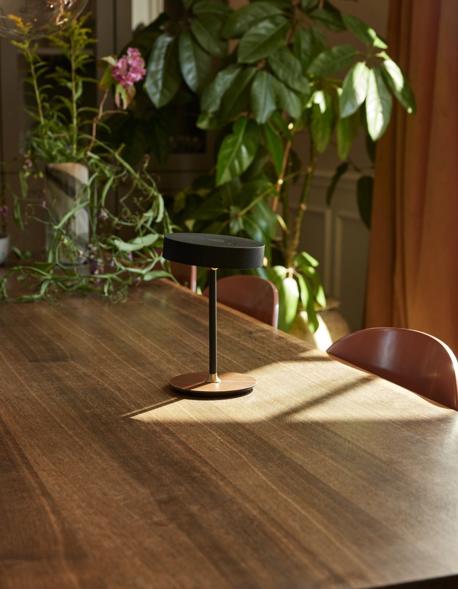 On The Move 20cm Musta Siirrettävä valmistajalta Halo Design - On the Move on kannettava pöytävalaisin muovista, metallista ja puusta, ja siinä on tyylikkäitä pähkinävärisiä yksityiskohtia, joissa yhdistyy moderni ja klassinen muotoilu.