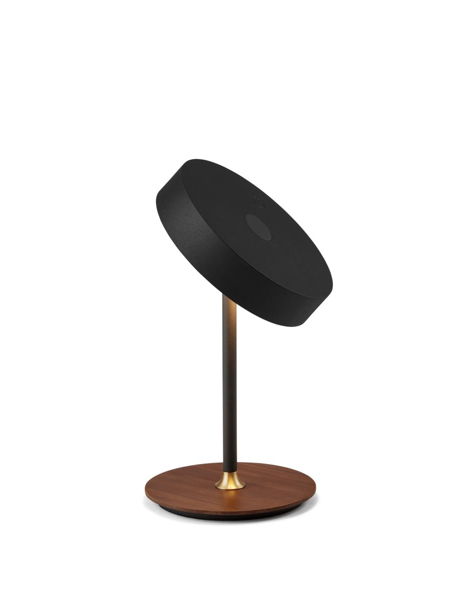 On The Move 20cm Musta Siirrettävä valmistajalta Halo Design - On the Move on kannettava pöytävalaisin muovista, metallista ja puusta, ja siinä on tyylikkäitä pähkinävärisiä yksityiskohtia, joissa yhdistyy moderni ja klassinen muotoilu.