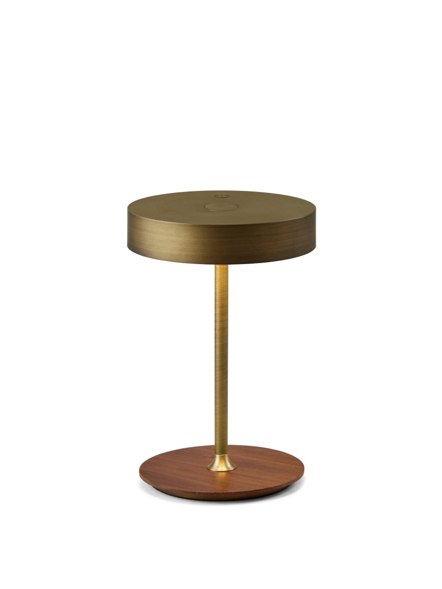 On The Move 20cm Antiikki messinki Siirrettävä valmistajalta Halo Design - On the Move on kannettava p&ouml;yt&auml;valaisin muovista, metallista ja puusta, ja siin&auml; on tyylikk&auml;it&auml; p&auml;hkin&auml;v&auml;risi&auml; yksityiskohtia, joissa yhdistyy moderni ja klassinen muotoilu.