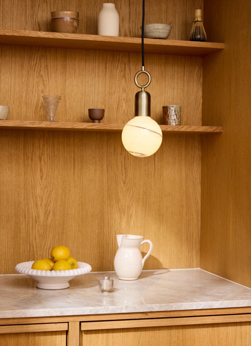 Stockholm Ø5 Antiikki kattovalaisin valmistajalta Halo Design - Kauniilla antiikkimessingillä ja ainutlaatuisilla rengasmaisilla yksityiskohdilla Tukholmasta tulee taiteellinen piirre sisustuksessasi.