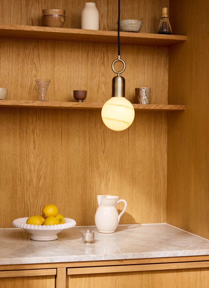 Stockholm Ø5 Antiikki kattovalaisin valmistajalta Halo Design - Kauniilla antiikkimessingillä ja ainutlaatuisilla rengasmaisilla yksityiskohdilla Tukholmasta tulee taiteellinen piirre sisustuksessasi.