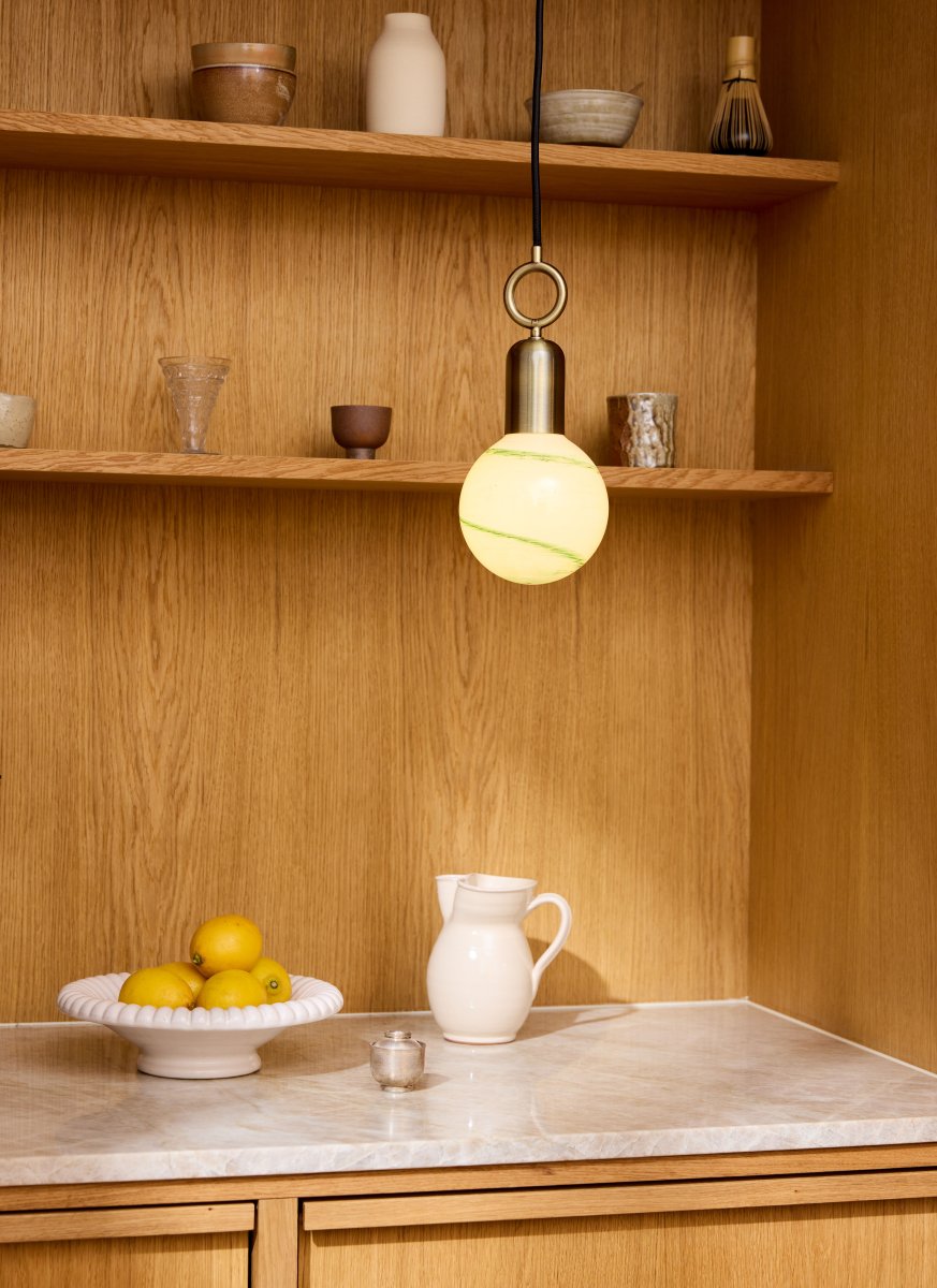 Stockholm Ø5 Antiikki kattovalaisin valmistajalta Halo Design - Kauniilla antiikkimessingillä ja ainutlaatuisilla rengasmaisilla yksityiskohdilla Tukholmasta tulee taiteellinen piirre sisustuksessasi.