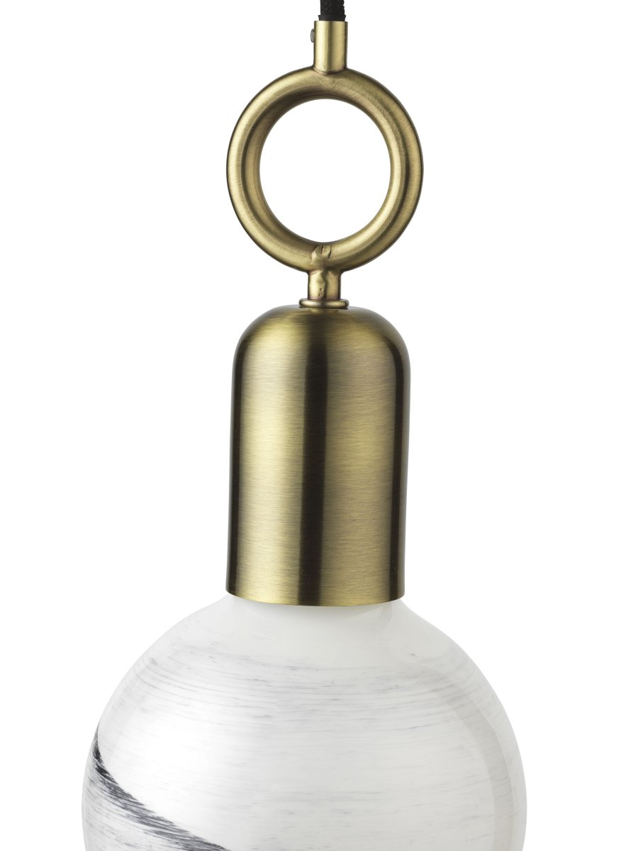 Stockholm Ø5 Antiikki kattovalaisin valmistajalta Halo Design - Kauniilla antiikkimessingillä ja ainutlaatuisilla rengasmaisilla yksityiskohdilla Tukholmasta tulee taiteellinen piirre sisustuksessasi.