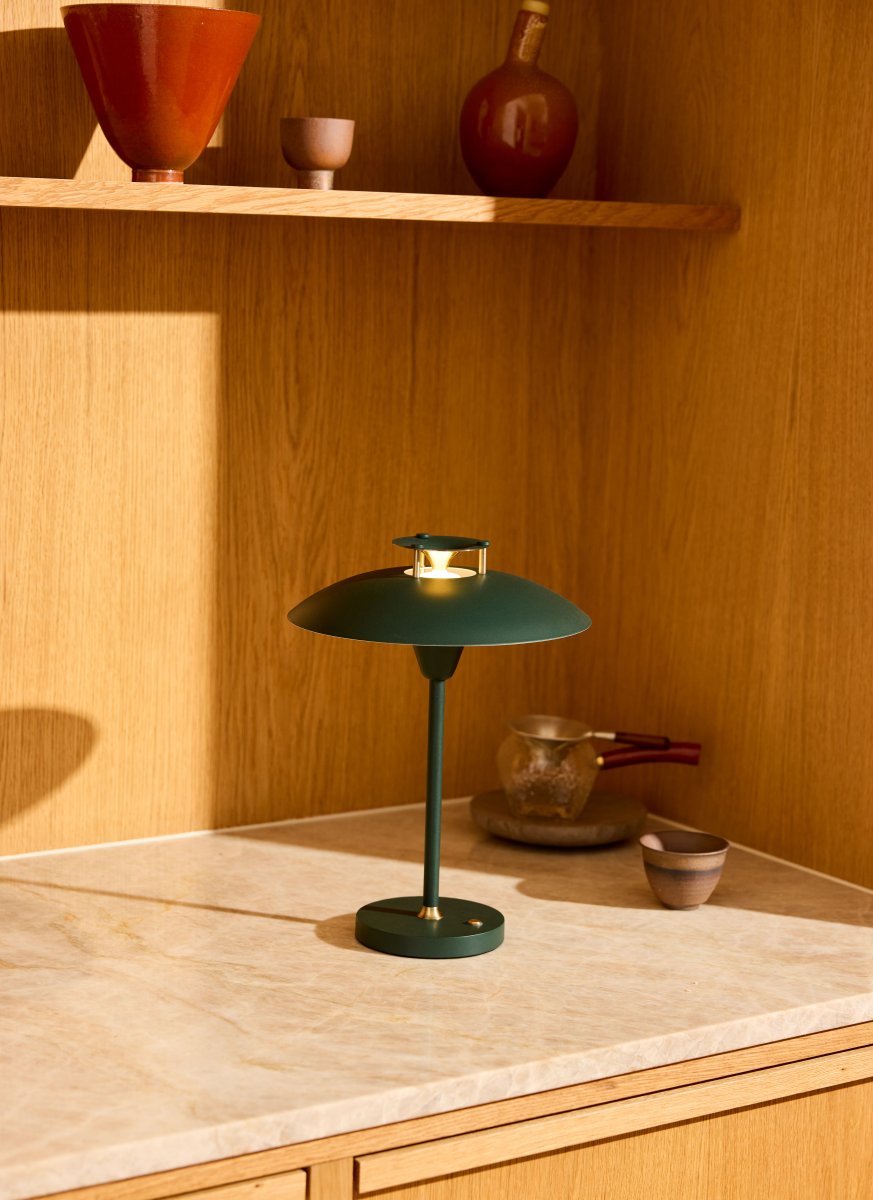 Stepp One-Two -Three 30cm Tummanvihreä Siirrettävä valmistajalta Halo Design - Lamppu on IP45-luokiteltu, joten se on suojattu kosteudelta ja pölyltä.