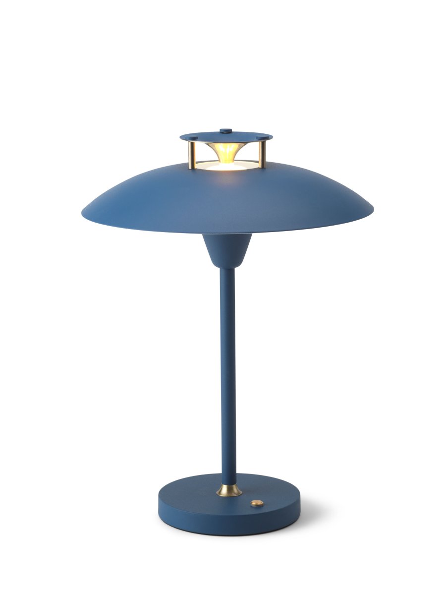 Stepp One-Two -Three 30cm Tummansininen Siirrettävä valmistajalta Halo Design - Lamppu on IP45-luokiteltu, joten se on suojattu kosteudelta ja pölyltä.
