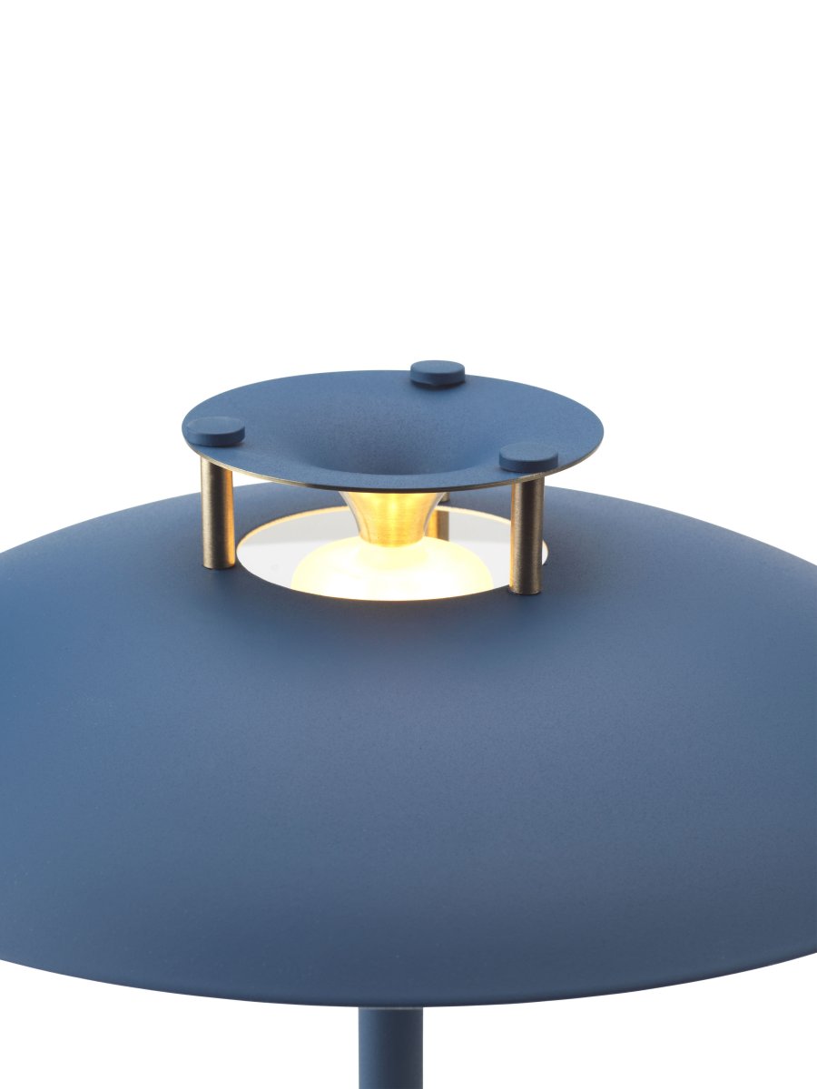 Stepp One-Two -Three 30cm Tummansininen Siirrettävä valmistajalta Halo Design - Lamppu on IP45-luokiteltu, joten se on suojattu kosteudelta ja pölyltä.