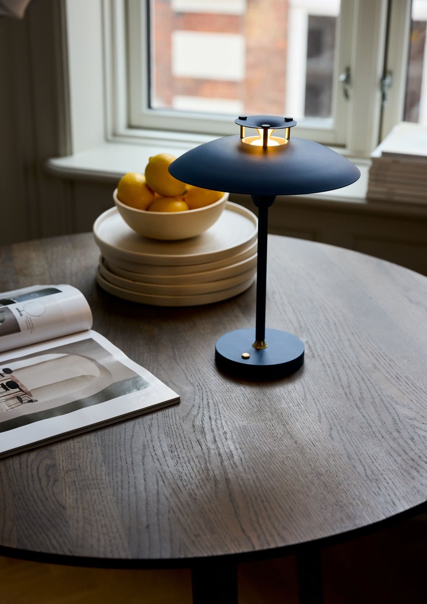 Stepp One-Two -Three 30cm Tummansininen Siirrettävä valmistajalta Halo Design - Lamppu on IP45-luokiteltu, joten se on suojattu kosteudelta ja pölyltä.