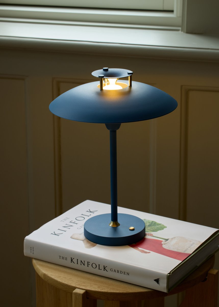 Stepp One-Two -Three 30cm Tummansininen Siirrettävä valmistajalta Halo Design - Lamppu on IP45-luokiteltu, joten se on suojattu kosteudelta ja pölyltä.