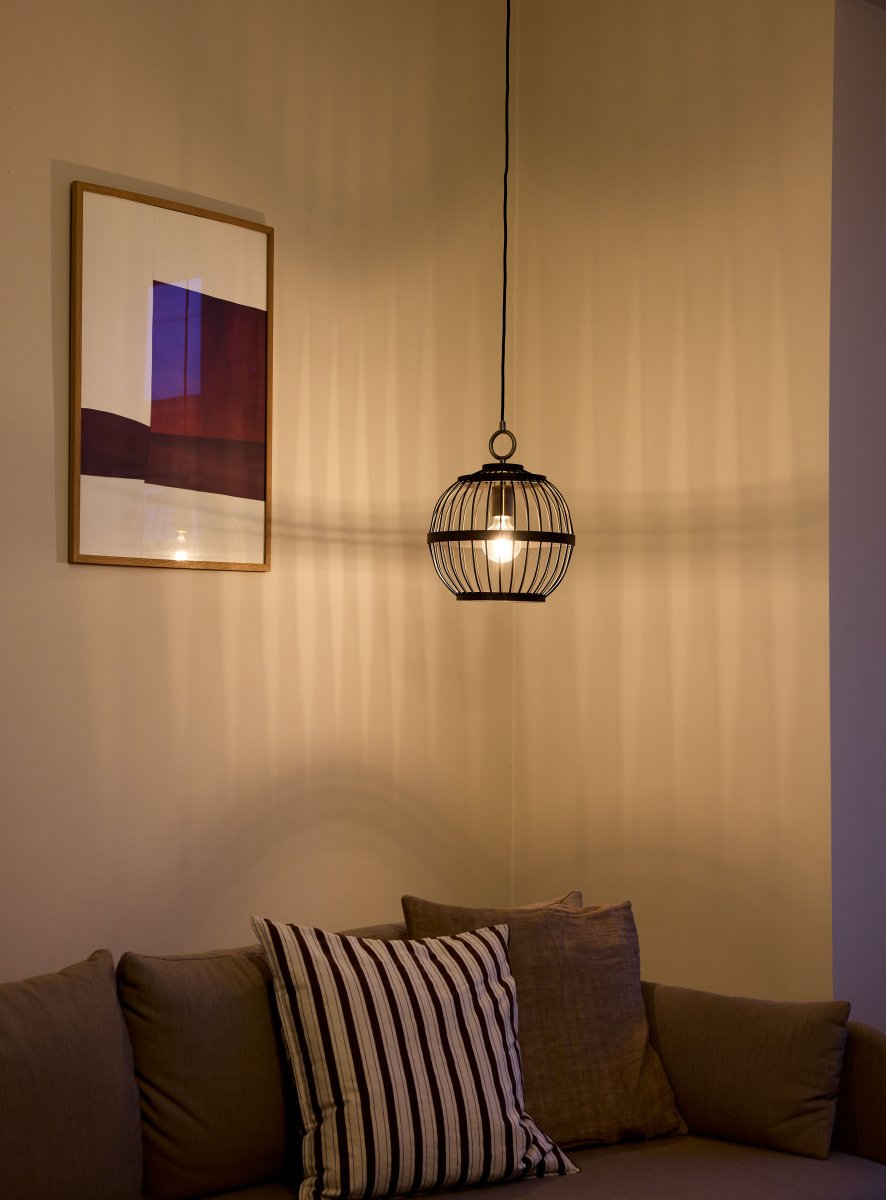 Stockholm Nordic Ø30 Musta kattovalaisin valmistajalta Halo Design - Kattovalaisin Stockholm on tyylikäs ja ainutlaatuinen valaistusratkaisu, jossa yhdistyvät luonnonmateriaalit ja moderni muotoilu.