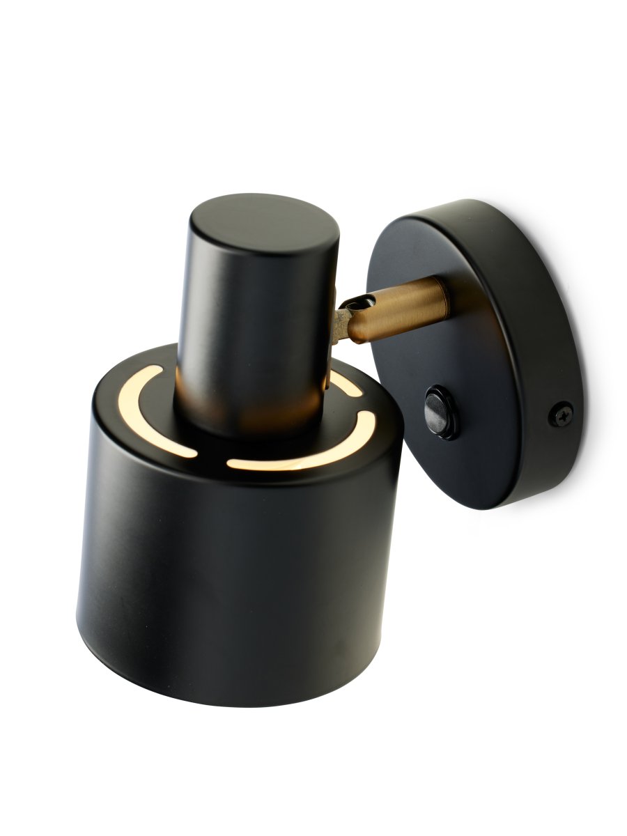 Vogue Musta lukulamppu valmistajalta Halo Design - Valaisimen säädettävä pää helpottaa valon suuntaamista, mikä tekee siitä täydellisen yövalaisimeksi tai tunnelmallisen valaistuksen luomiseen olohuoneeseen.