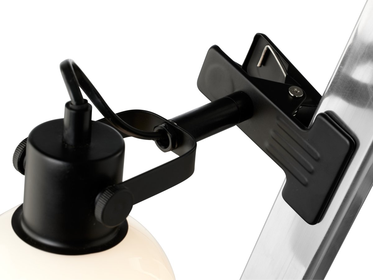 Glow Musta nipistinvalaisin valmistajalta Halo Design - Opaalilasivarjostin tarjoaa mukavan valon leviämisen ja kulmavarren ansiosta voit käyttää valaisinta valaisimena ja koristeellisena yleisvalaistuksena.