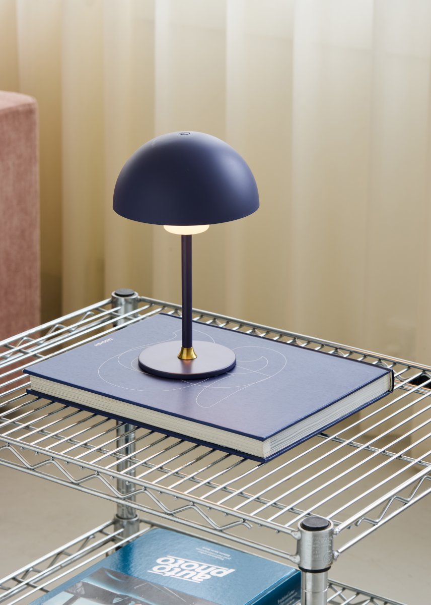 Moon Light 27cm Sininen Siirrettävä valmistajalta Halo Design - Tyylikk&auml;&auml;n kupumuotonsa ansiosta se tarjoaa pehme&auml;n ja miellytt&auml;v&auml;n valon, jota voidaan s&auml;&auml;t&auml;&auml; tarpeen mukaan.