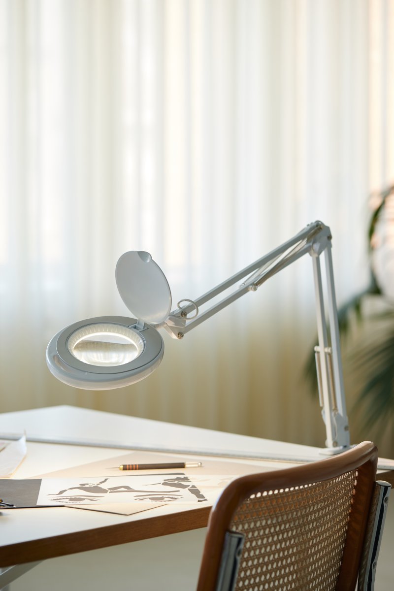 Magni Archi Valkoinen nipistinvalaisin valmistajalta Halo Design - Kulmaisessa varressa on säädettävä lampun pää integroidulla LEDillä 7W:ssa, joka lähettää voimakasta ja hyvää työvaloa.