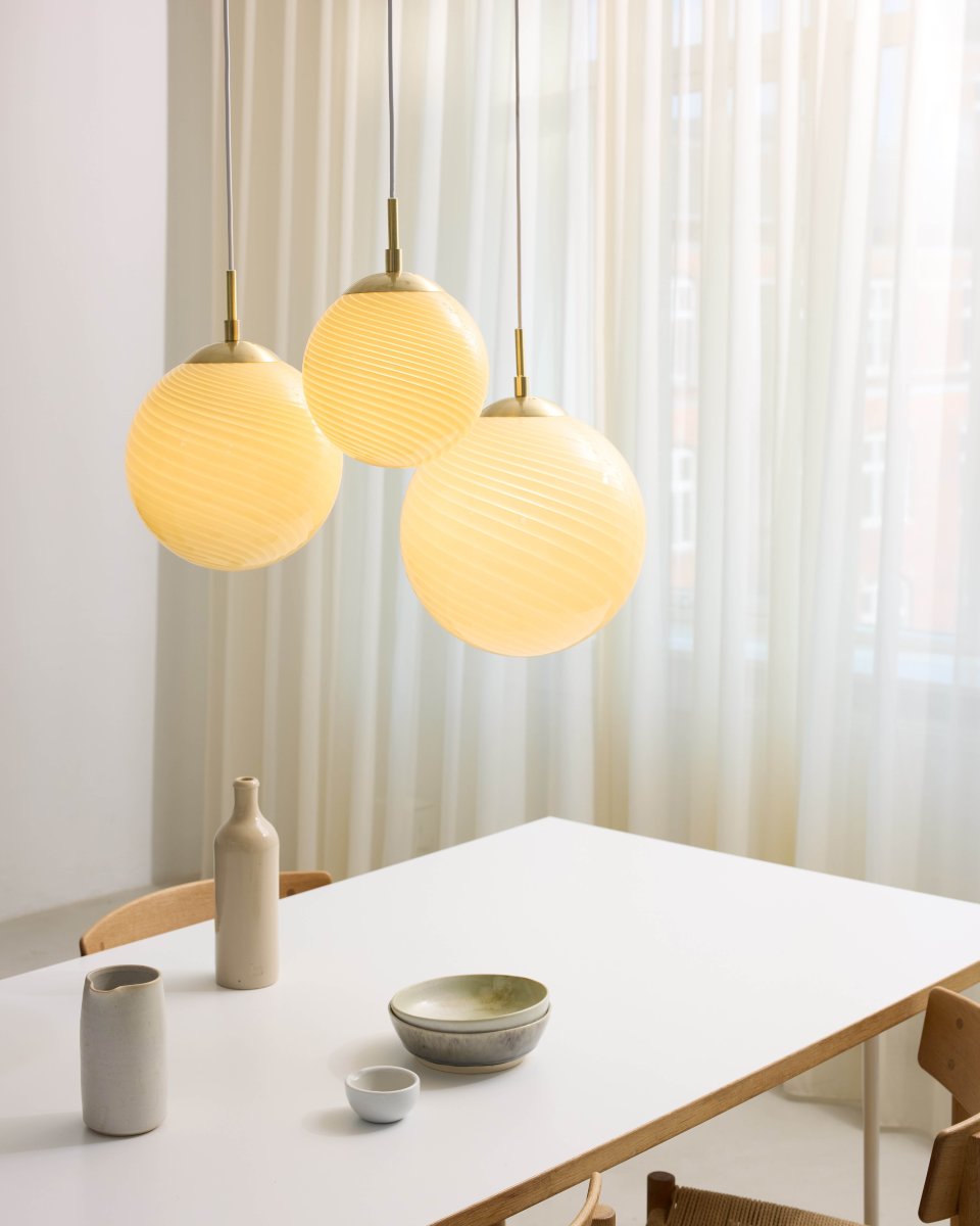 Candy Ball Ø30 Kermanvalkoinen kattovalaisin valmistajalta Halo Design - Koska lasi on käsinpuhallettua, jokaisella lampulla on oma luonteensa.