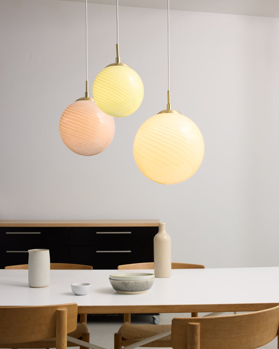 Candy Ball Ø30 Kermanvalkoinen kattovalaisin valmistajalta Halo Design - Koska lasi on käsinpuhallettua, jokaisella lampulla on oma luonteensa.