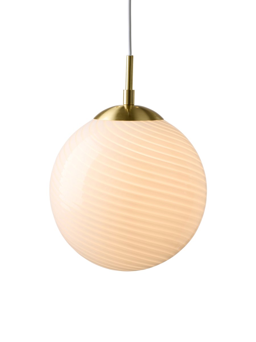Zoomaa kuva kohteesta Candy Ball Ø25 Valkoinen kattovalaisin valmistajalta Halo Design - Koska lasi on suupuhallettua, jokaisella lampulla on oma luonteensa.
