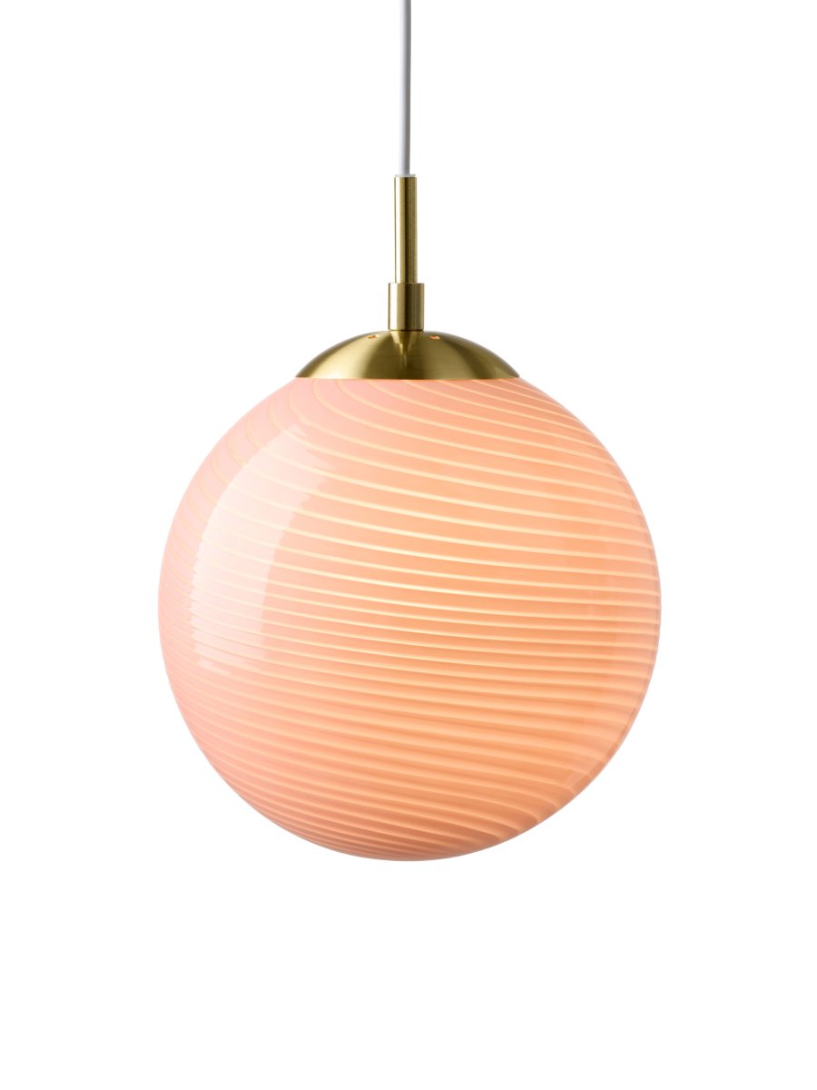Candy Ball Ø25 Vaaleanpunainen kattovalaisin valmistajalta Halo Design - Koska lasi on suupuhallettua, jokaisella lampulla on oma luonteensa.