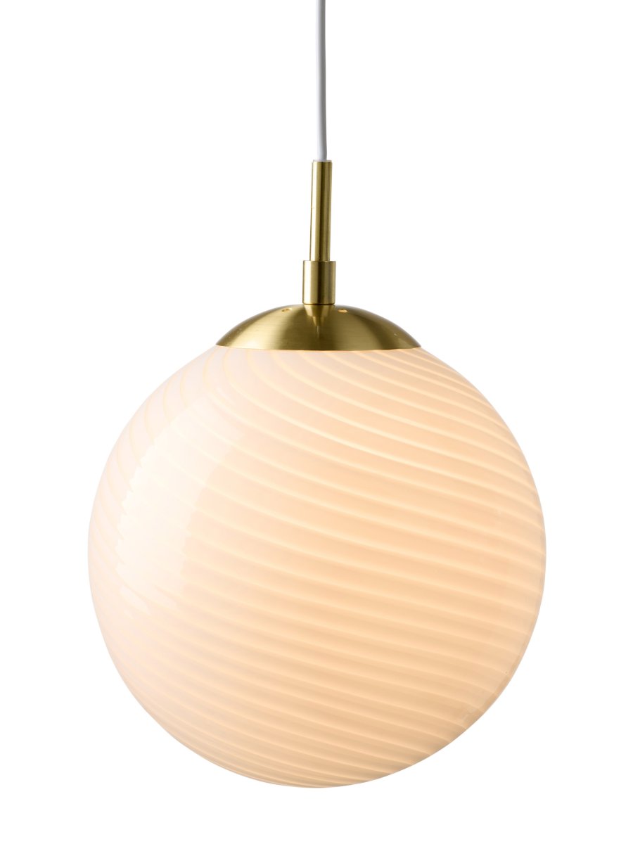 Zoomaa kuva kohteesta Candy Ball Ø30 Valkoinen kattovalaisin valmistajalta Halo Design - Koska lasi on suupuhallettua, jokaisella lampulla on oma luonteensa.