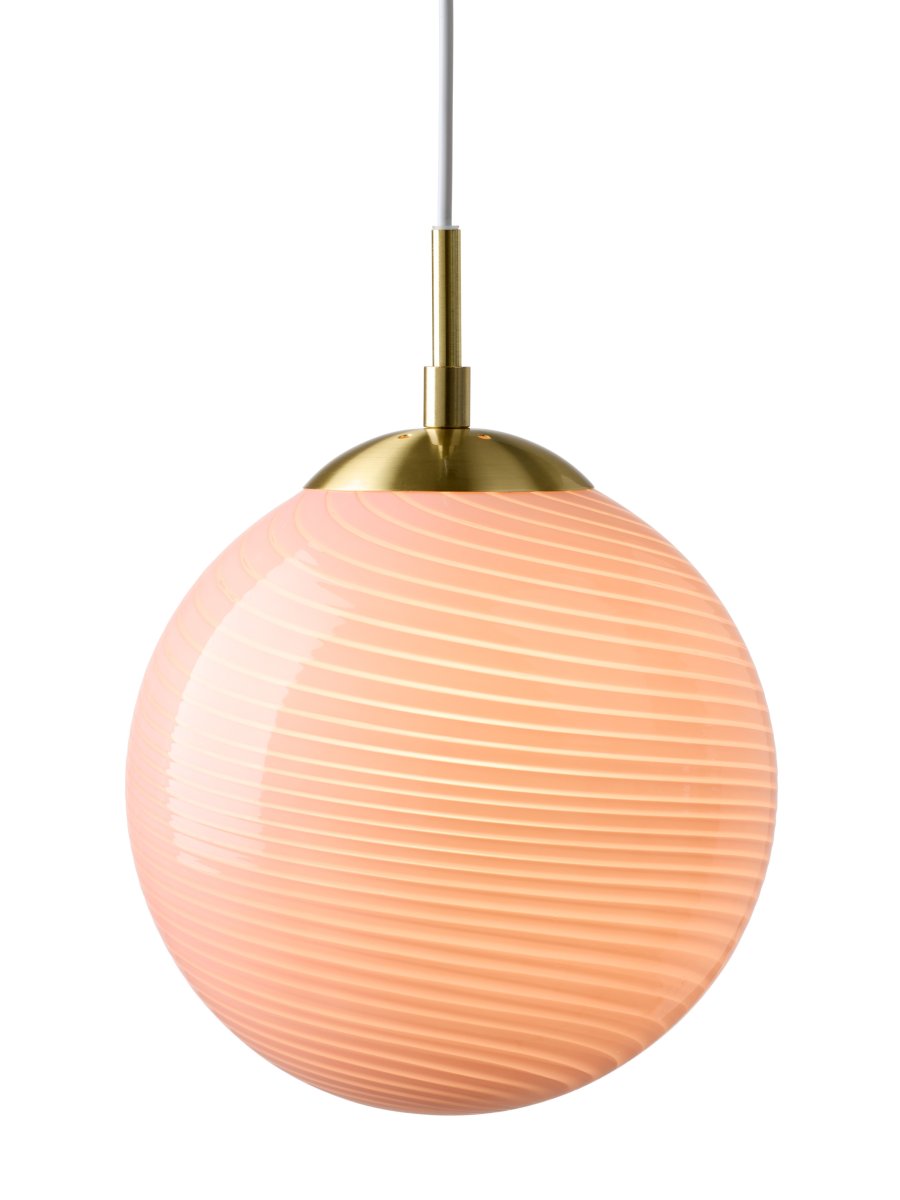 Candy Ball Ø30 Vaaleanpunainen kattovalaisin valmistajalta Halo Design - Koska lasi on suupuhallettua, jokaisella lampulla on oma luonteensa.