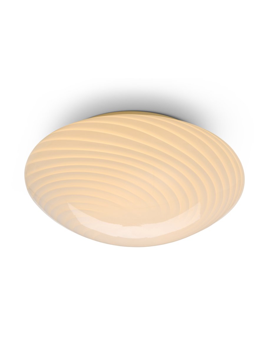 Candy Ø30 Valkoinen plafondi valmistajalta Halo Design - Koska lasi on suupuhallettua, jokainen valaisin on täysin ainutlaatuinen ja sillä on oma luonteensa.