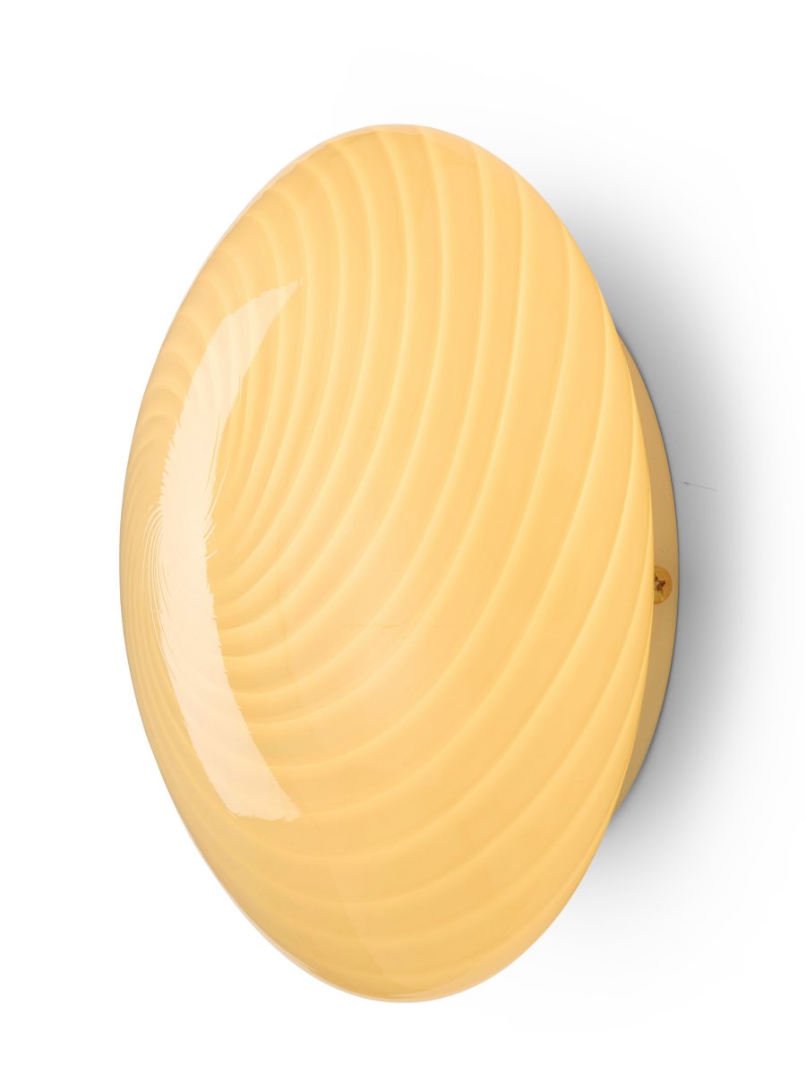 Candy Ø30 Kermanvalkoinen plafondi valmistajalta Halo Design - Koska lasi on suupuhallettua, jokainen valaisin on täysin ainutlaatuinen ja sillä on oma luonteensa.