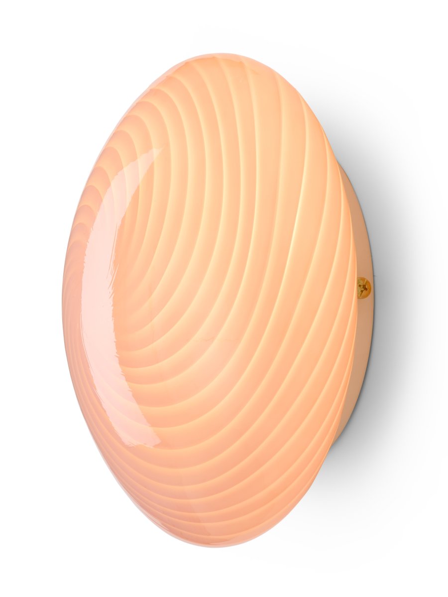 Candy Ø30 Vaaleanpunainen plafondi valmistajalta Halo Design - Koska lasi on suupuhallettua, jokainen valaisin on täysin ainutlaatuinen ja sillä on oma luonteensa.