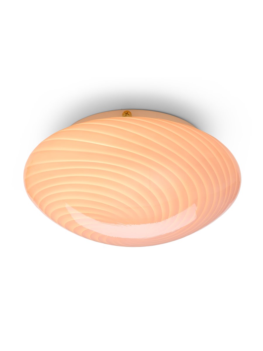 Candy Ø30 Vaaleanpunainen plafondi valmistajalta Halo Design - Koska lasi on suupuhallettua, jokainen valaisin on täysin ainutlaatuinen ja sillä on oma luonteensa.
