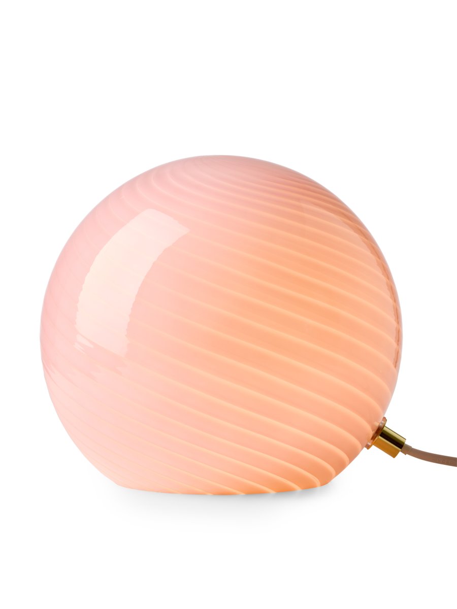 Candy 20cm Vaaleanpunainen pöytävalaisin valmistajalta Halo Design - Lasi levittää pehmeää ja miellyttävää valoa, joka luo lämpimän ja kutsuvan tunnelman.