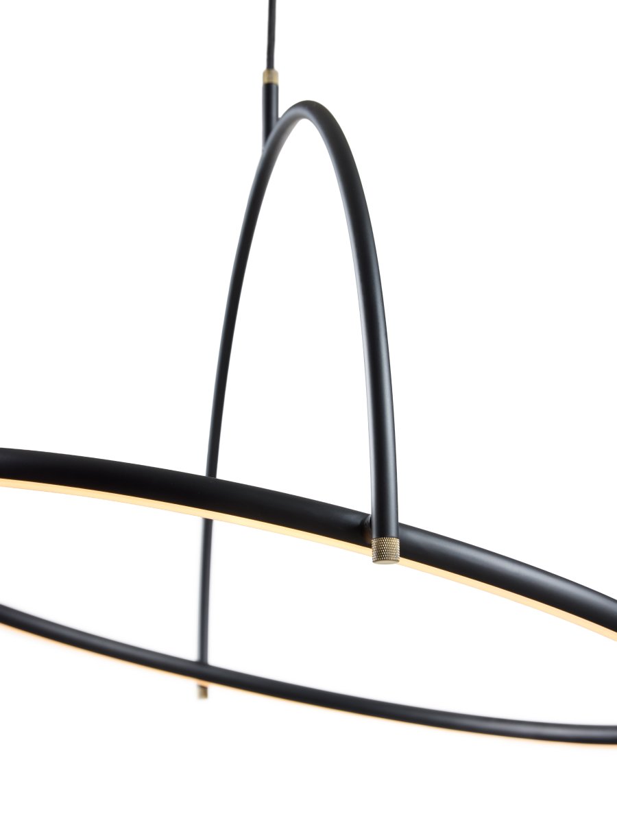 Tilit Ø40 Musta kattovalaisin valmistajalta Halo Design - Tilt on moderni kattoriippuvalaisin, jossa on tyylikäs ja minimalistinen muotoilu mustasta metallista ja elegantit messingistä tehdyt yksityiskohdat.