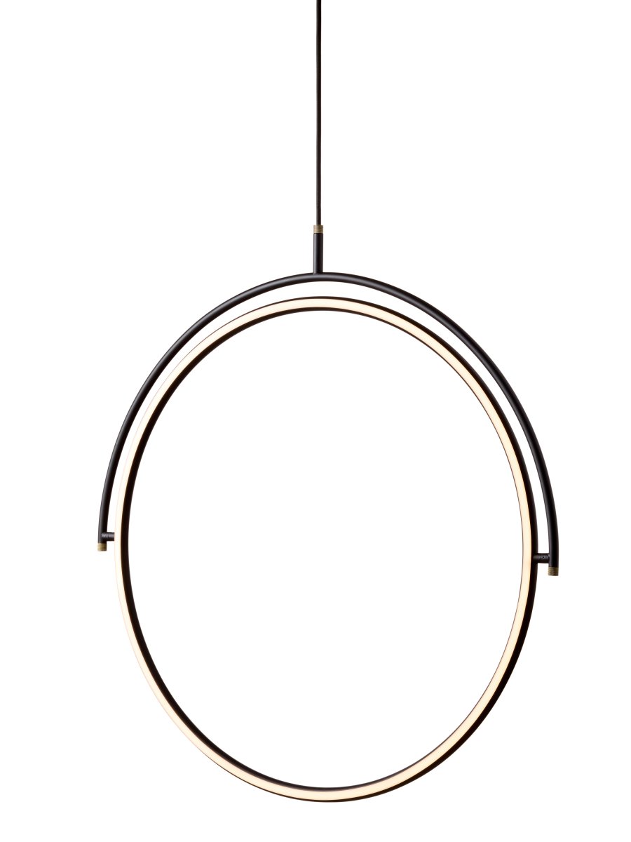 Tilit Ø40 Musta kattovalaisin valmistajalta Halo Design - Tilt on moderni kattoriippuvalaisin, jossa on tyylikäs ja minimalistinen muotoilu mustasta metallista ja elegantit messingistä tehdyt yksityiskohdat.