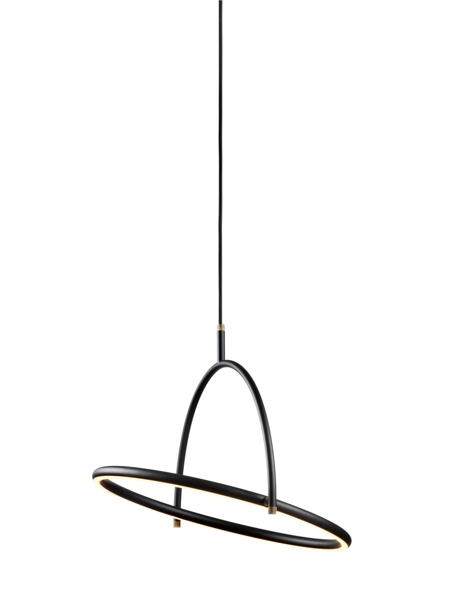Tilit Ø40 Musta kattovalaisin valmistajalta Halo Design - Tilt on moderni kattoriippuvalaisin, jossa on tyylikäs ja minimalistinen muotoilu mustasta metallista ja elegantit messingistä tehdyt yksityiskohdat.