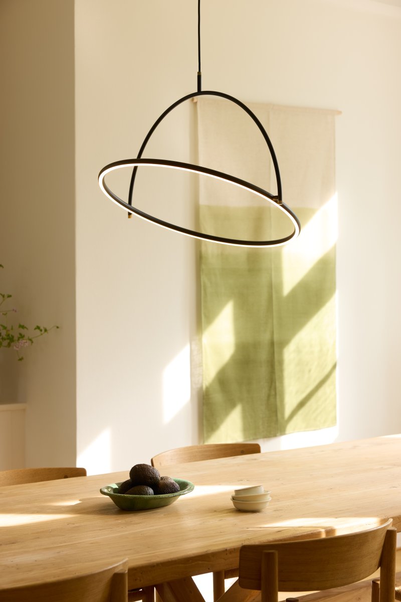 Tilt Ø60 Musta kattovalaisin valmistajalta Halo Design - Tilt on moderni kattoriippuvalaisin, jossa on tyylikäs ja minimalistinen muotoilu mustasta metallista ja elegantit messingistä tehdyt yksityiskohdat.