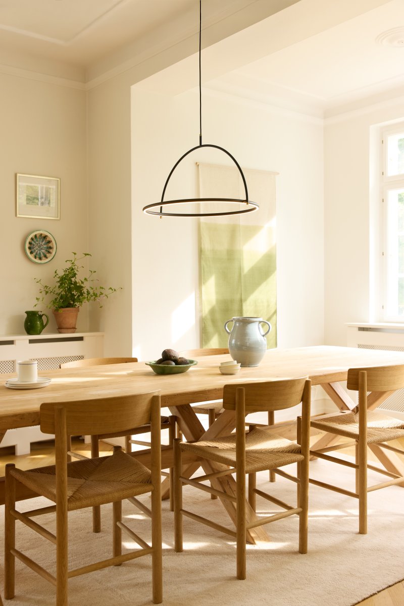 Tilt Ø60 Musta kattovalaisin valmistajalta Halo Design - Tilt on moderni kattoriippuvalaisin, jossa on tyylikäs ja minimalistinen muotoilu mustasta metallista ja elegantit messingistä tehdyt yksityiskohdat.